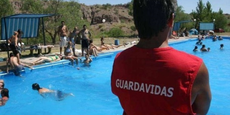 Con peras y manzanas: así trabajan las y los guardavidas de Mendoza