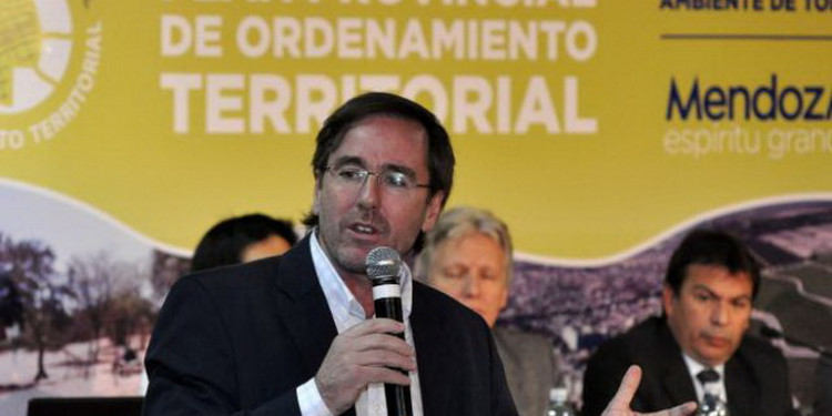 Ladrillos o producción, esa es la cuestión