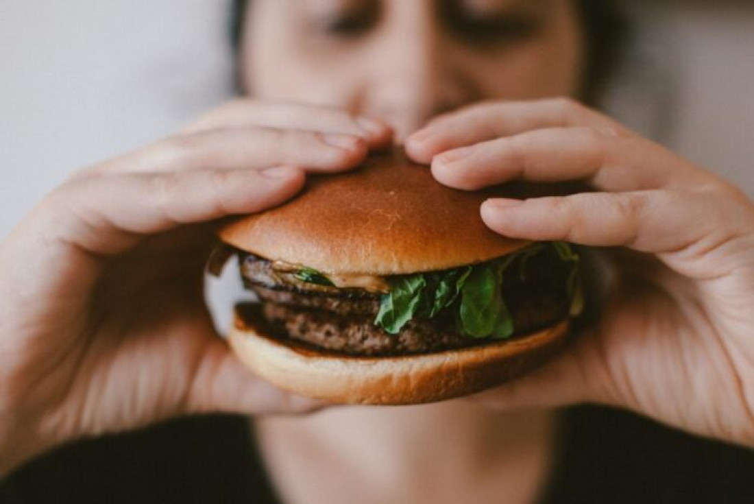 El Foro de Davos llamó a comer menos hamburguesas para reducir la contaminación y hubo reacción argentina