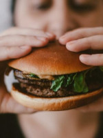 El Foro de Davos llamó a comer menos hamburguesas para reducir la contaminación y hubo reacción argentina