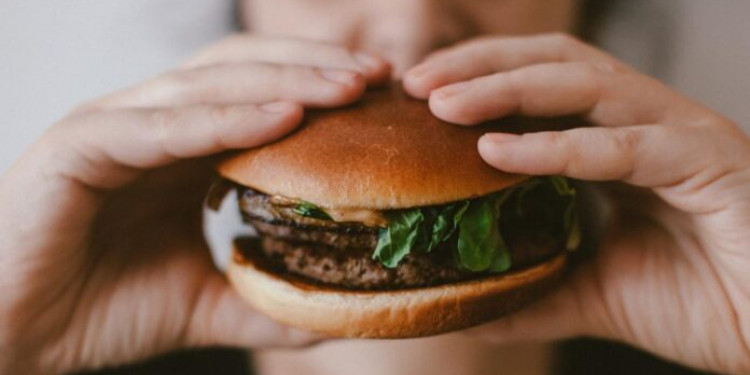 El Foro de Davos llamó a comer menos hamburguesas para reducir la contaminación y hubo reacción argentina
