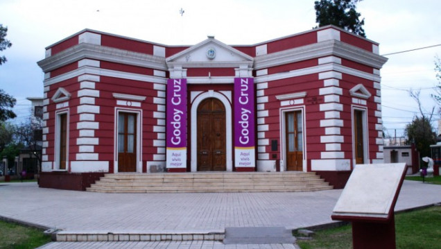 imagen El edificio más viejo de Mendoza ya tiene bótox