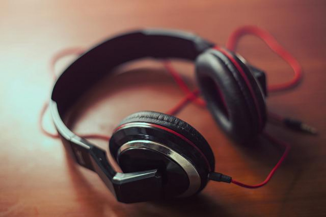 Mil millones de jóvenes pueden perder la audición por escuchar música alta: consejos para cambiar de hábitos