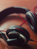 Mil millones de jóvenes pueden perder la audición por escuchar música alta: consejos para cambiar de hábitos
