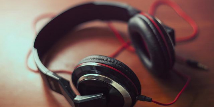 Mil millones de jóvenes pueden perder la audición por escuchar música alta: consejos para cambiar de hábitos