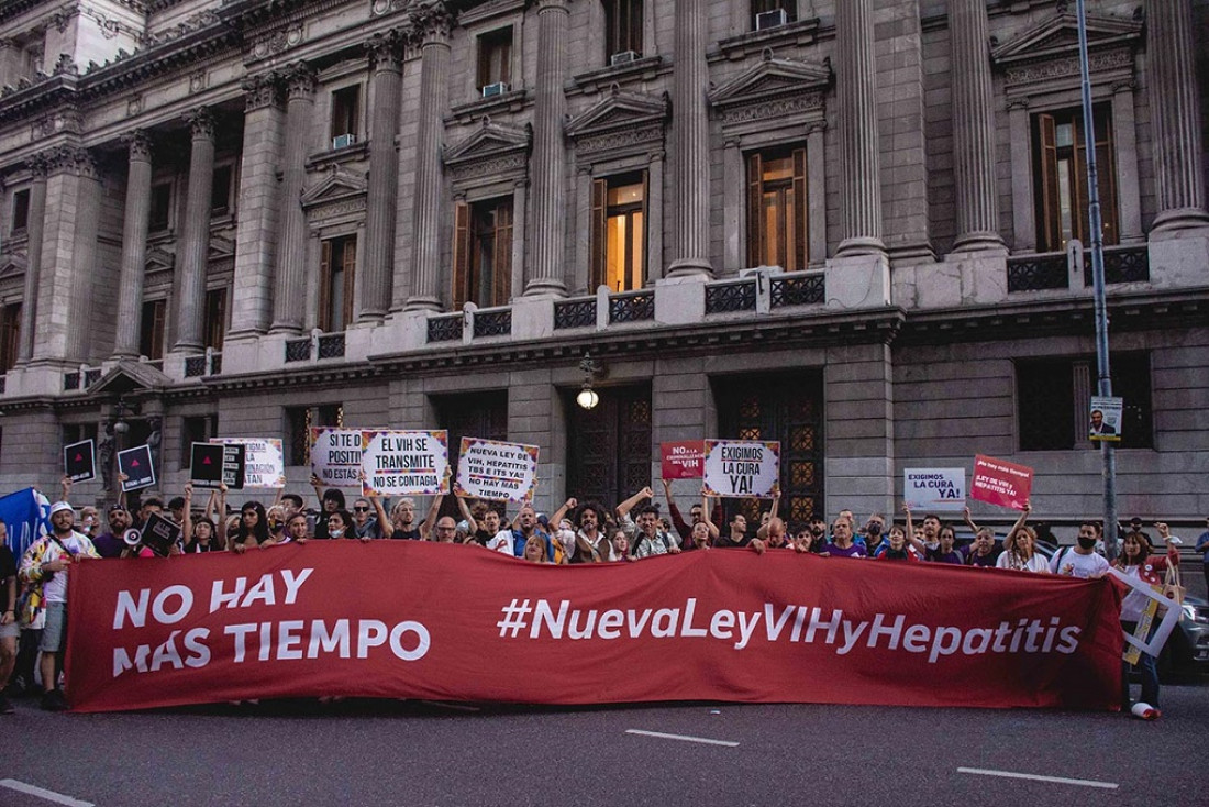 Por qué se le exige al Congreso que apruebe la nueva ley de VIH y hepatitis