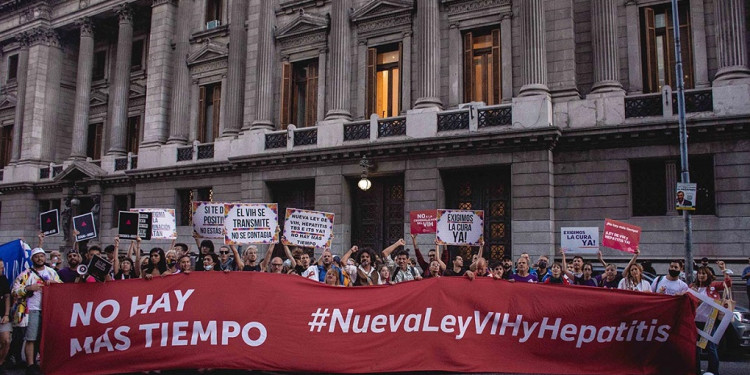 Por qué se le exige al Congreso que apruebe la nueva ley de VIH y hepatitis