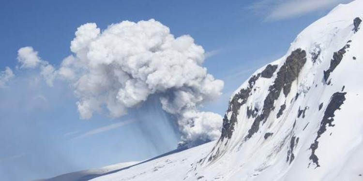 Alerta roja por actividad del volcán chileno Hudson