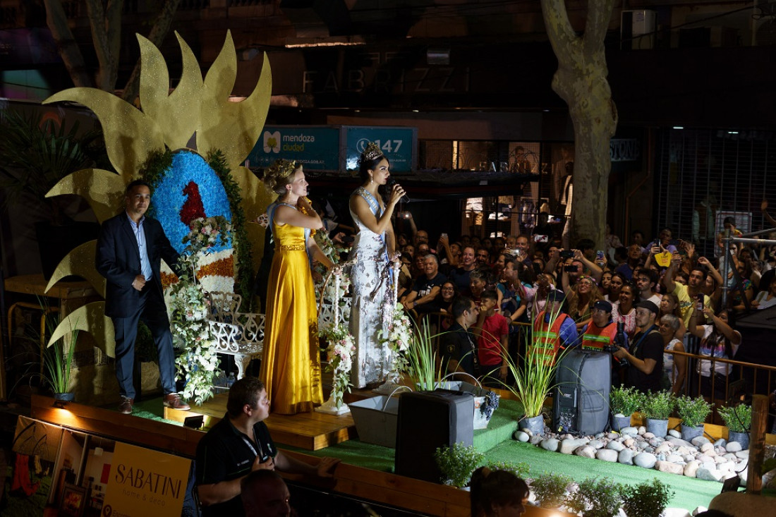 Pasó la Vía Blanca, entre el color del desfile y un Palco Oficial con presencia nacional