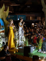 Pasó la Vía Blanca, entre el color del desfile y un Palco Oficial con presencia nacional