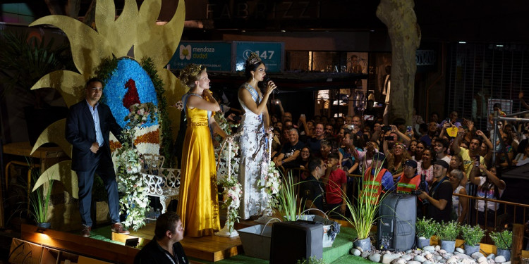 Pasó la Vía Blanca, entre el color del desfile y un Palco Oficial con presencia nacional