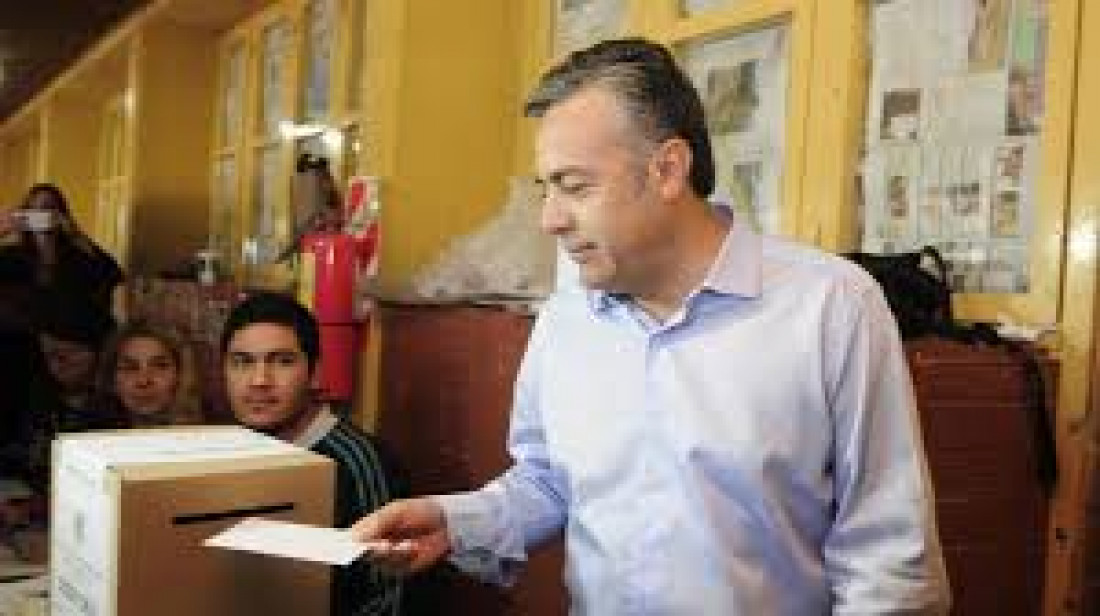 Cornejo votó en medio de críticas a Pérez