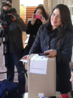 El voto de Noelia Barbeito, acompañada de Del Caño