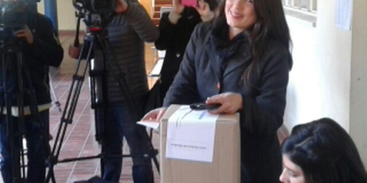 El voto de Noelia Barbeito, acompañada de Del Caño