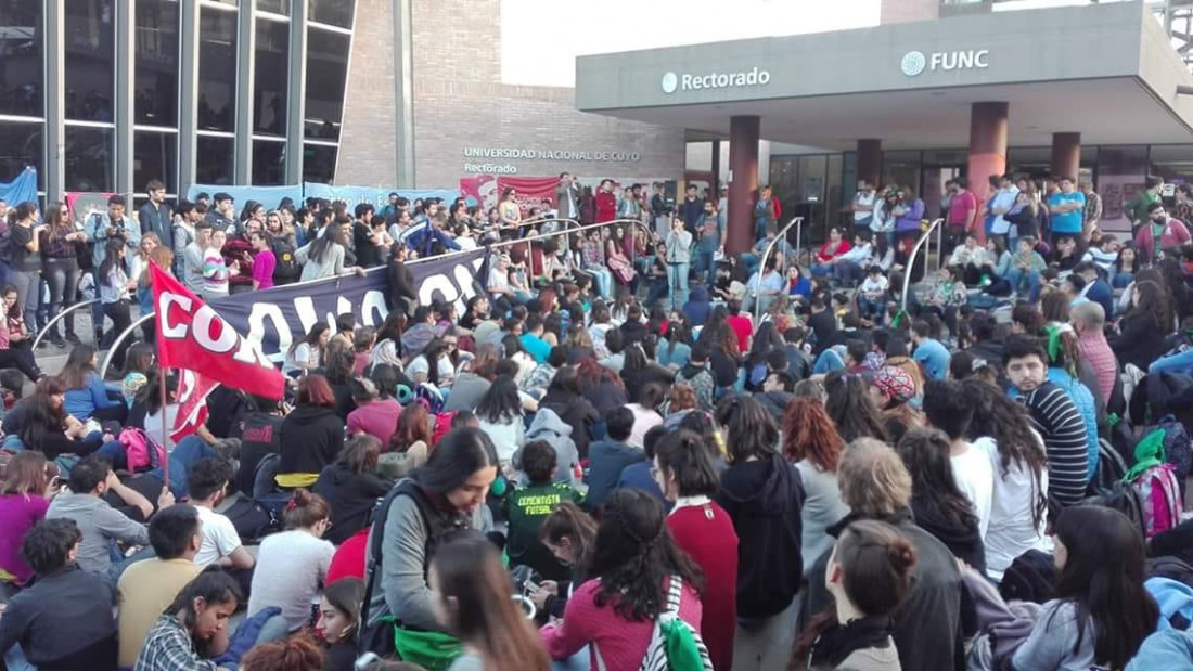 UNCUYO: asamblea define acciones de apoyo a docentes universitarios
