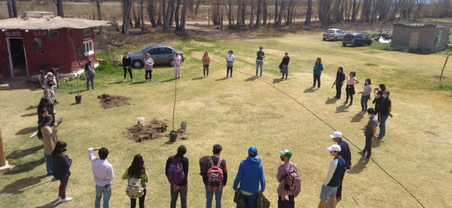 Resisten el cierre de una escuela de Lavalle hecha a medida de la comunidad campesina