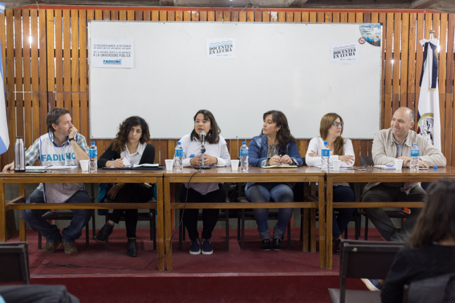 imagen Fotogalería: debate en la UNCUYO por mayor presupuesto para Ciencia y Educación