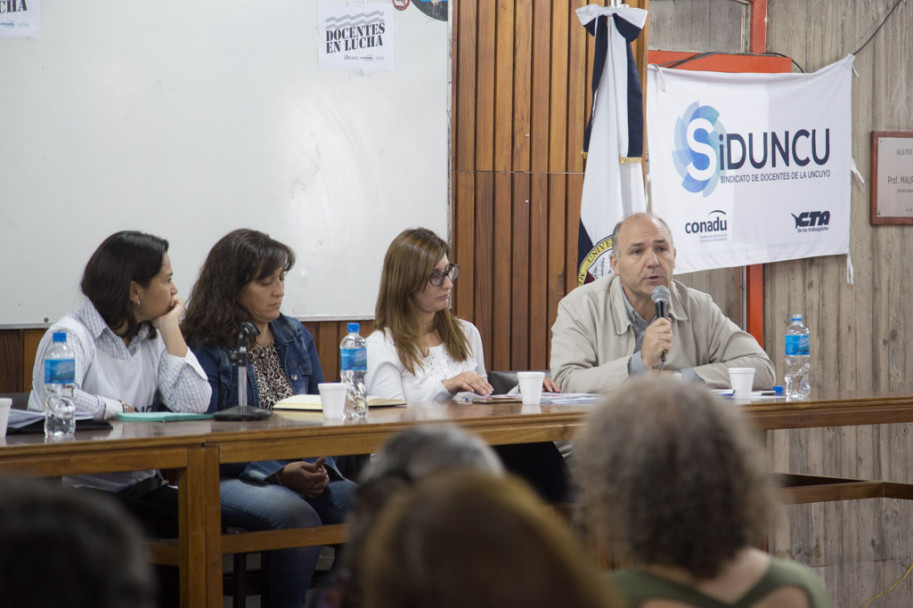 imagen Fotogalería: debate en la UNCUYO por mayor presupuesto para Ciencia y Educación