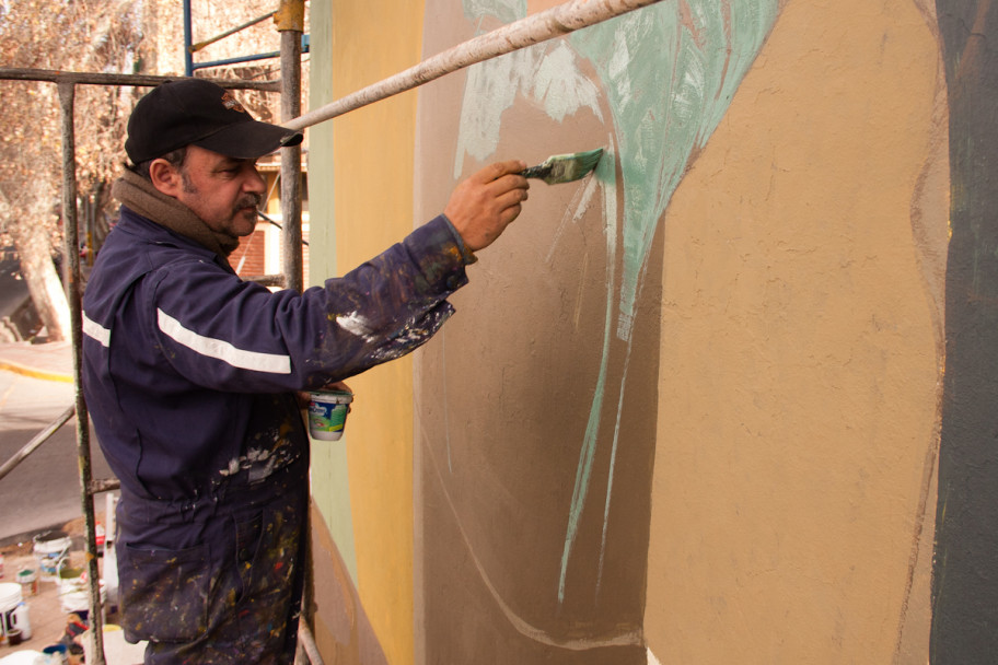 imagen Arte y colores para el paredón de la Bodega Arizu