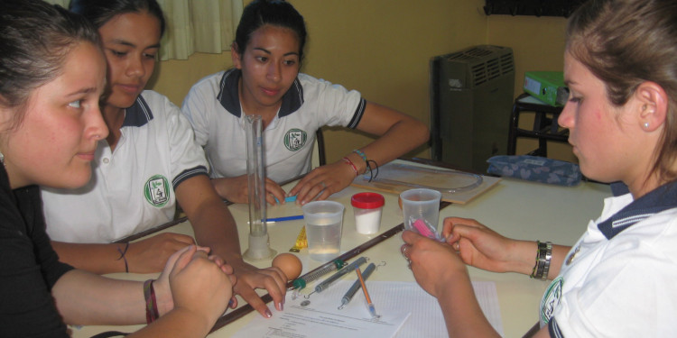 "Maleta" científica recorre las escuelas llevando ciencia