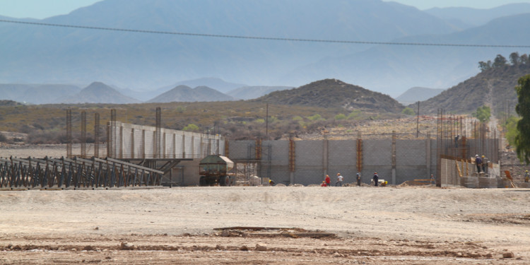 La firma Dalvian construye supermercado en los terrenos en litigio con la UNCUYO