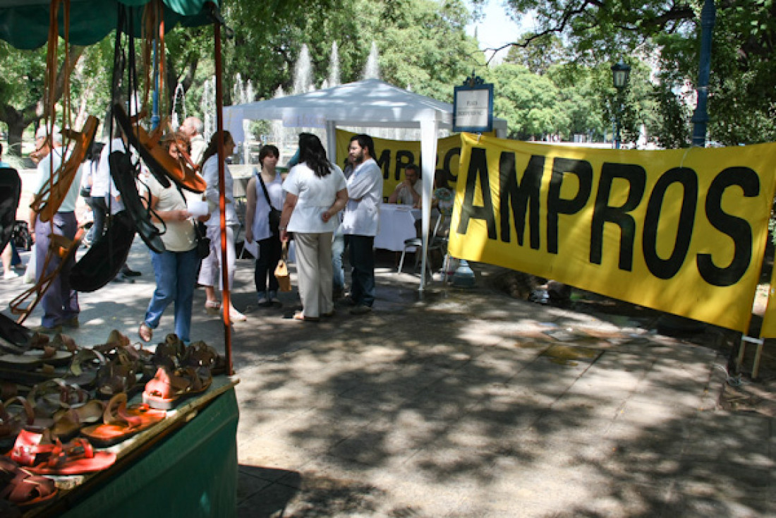 Conflicto de la salud: neuropsiquiátricos atienden en la Plaza Independencia