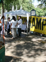 Conflicto de la salud: neuropsiquiátricos atienden en la Plaza Independencia