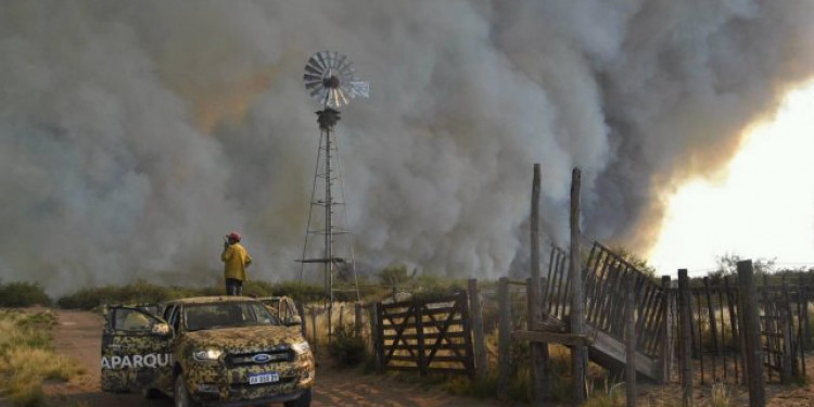 Por qué el fuego desatado en el sur corre con ventaja