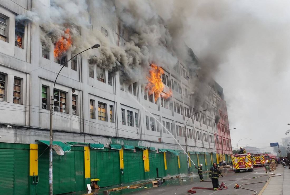 Incendio fuera de control en una galería comercial de Lima