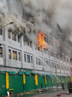Incendio fuera de control en una galería comercial de Lima