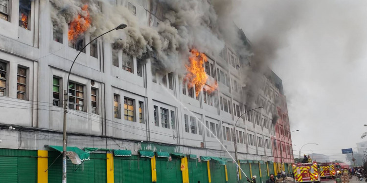 Incendio fuera de control en una galería comercial de Lima