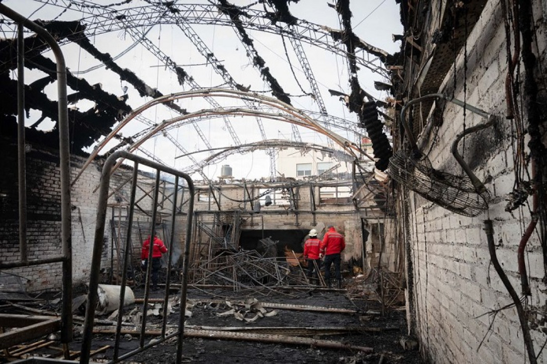 El fuego destruyó la Enkosala y piden colaboración para reconstruir el teatro 