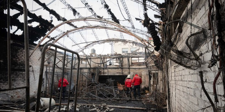 El fuego destruyó la Enkosala y piden colaboración para reconstruir el teatro 