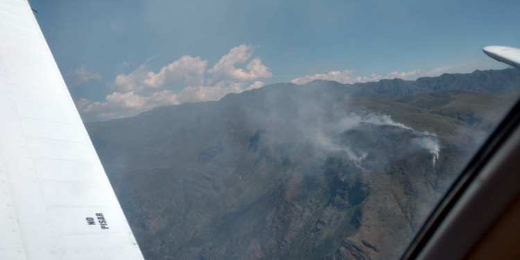 Controlan un incendio en el cerro Gateado