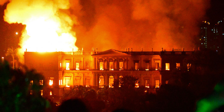 Un incendio consume el Museo Nacional de Río de Janeiro