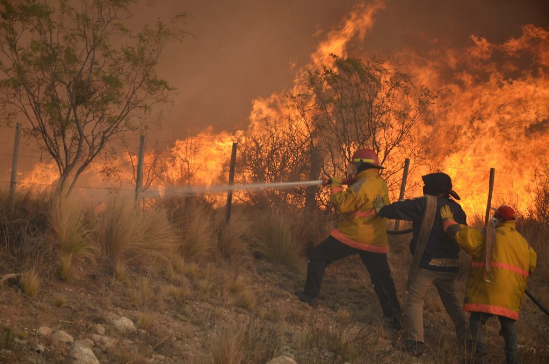 Se reavivó el fuego y hay más de cien evacuados en San Luis