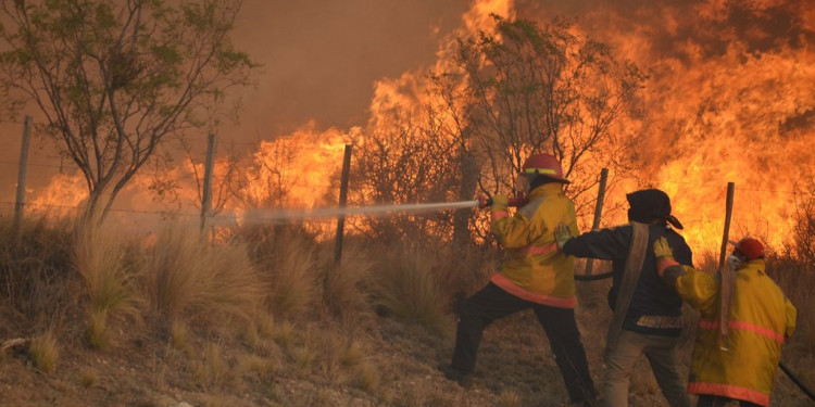 Se reavivó el fuego y hay más de cien evacuados en San Luis