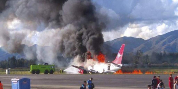Un avión se incendió en Perú y no hay víctimas