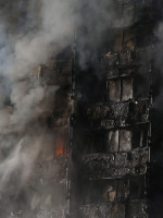 Al menos 6 muertos y 64 heridos por un incendio en una torre en Londres