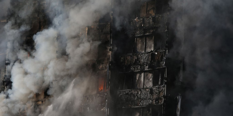 Al menos 6 muertos y 64 heridos por un incendio en una torre en Londres