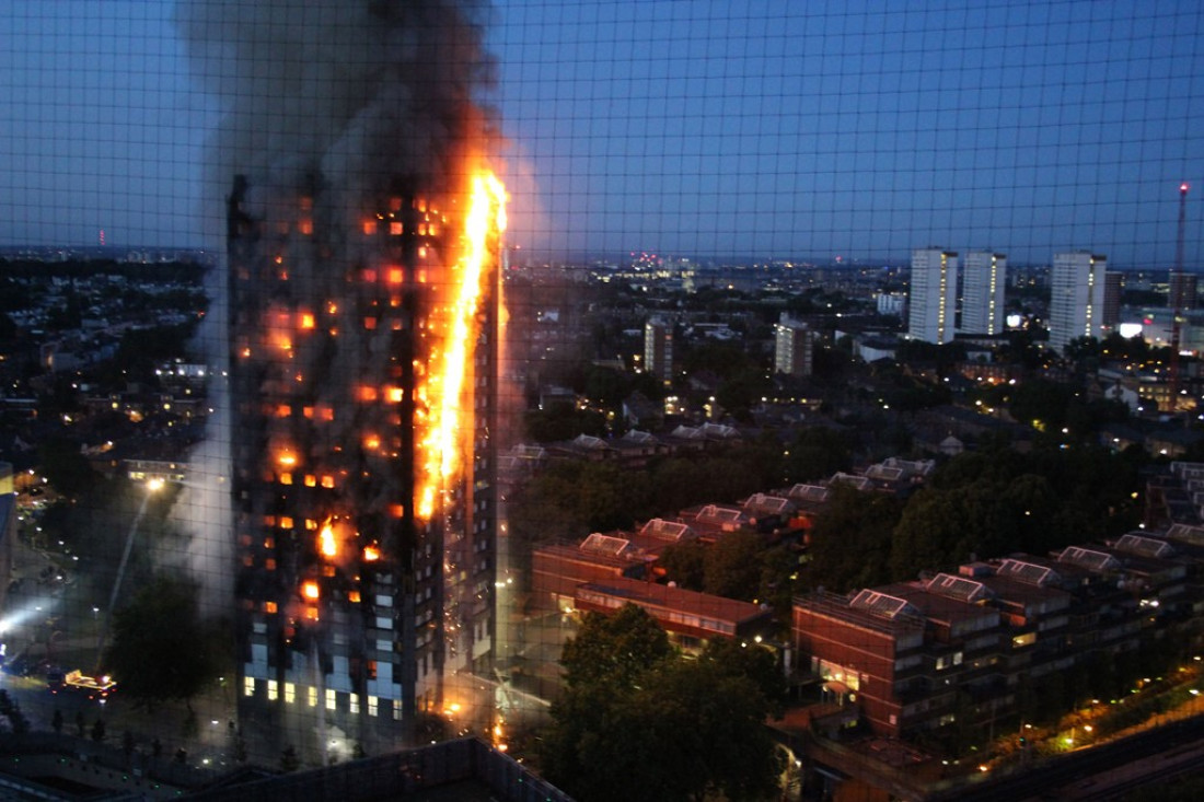 Se elevan a 17 los muertos por el incendio en el edificio de Londres