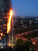 Se elevan a 17 los muertos por el incendio en el edificio de Londres
