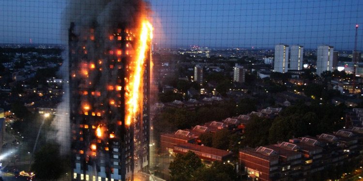 Se elevan a 17 los muertos por el incendio en el edificio de Londres