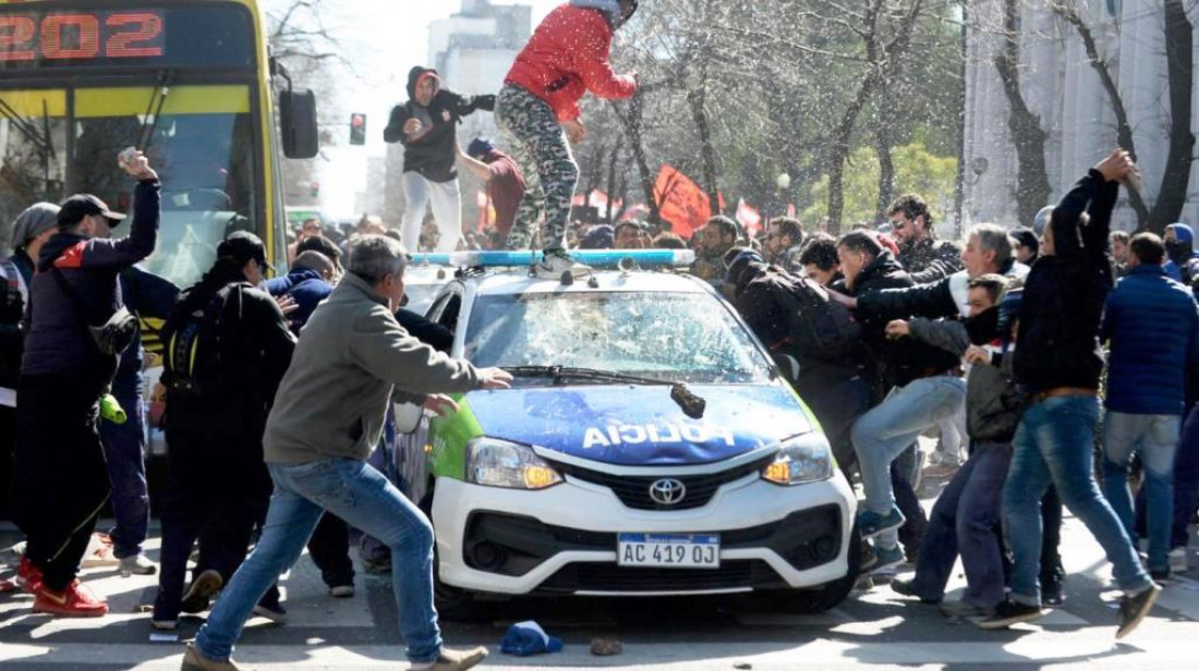 Violentos incidentes en una protesta en la Casa de Gobierno bonaerense