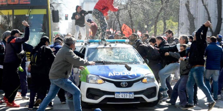 Violentos incidentes en una protesta en la Casa de Gobierno bonaerense