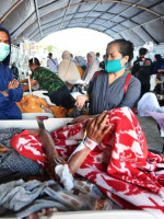 Imágenes: un terremoto dejó casi un centenar de muertos en Indonesia