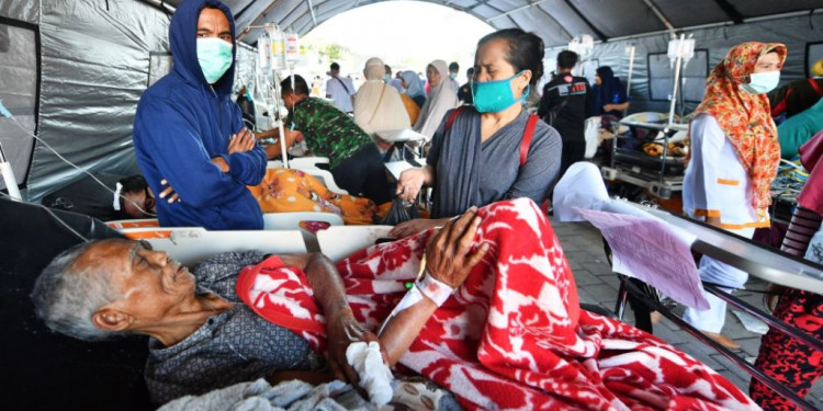 Imágenes: un terremoto dejó casi un centenar de muertos en Indonesia