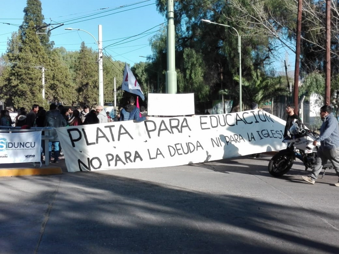 Jornada de protesta en el ingreso a la UNCUYO