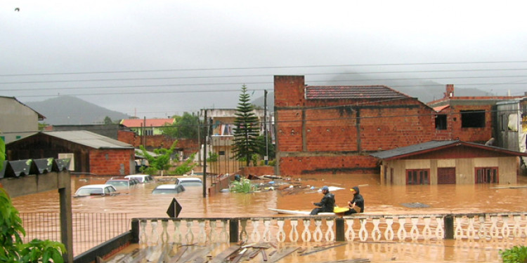 Un muerto y 22.000 evacuados en Brasil por las intensas lluvias