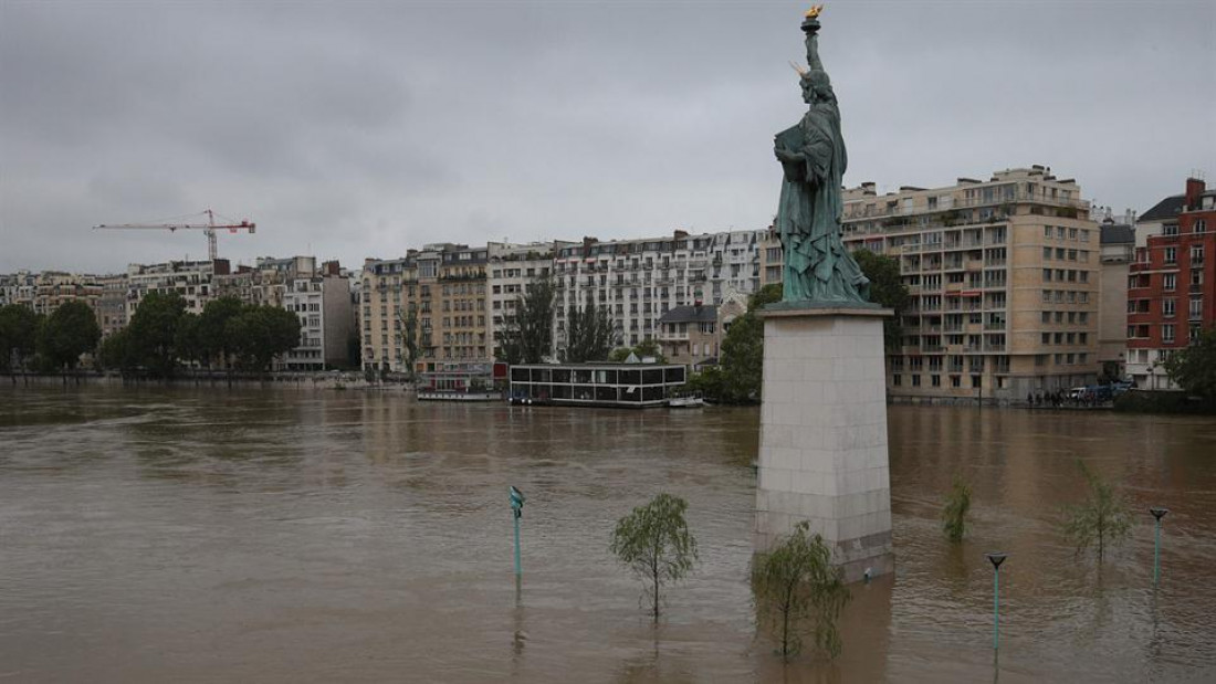 Los museos del Louvre y Orsay evacúan obras por las inundaciones